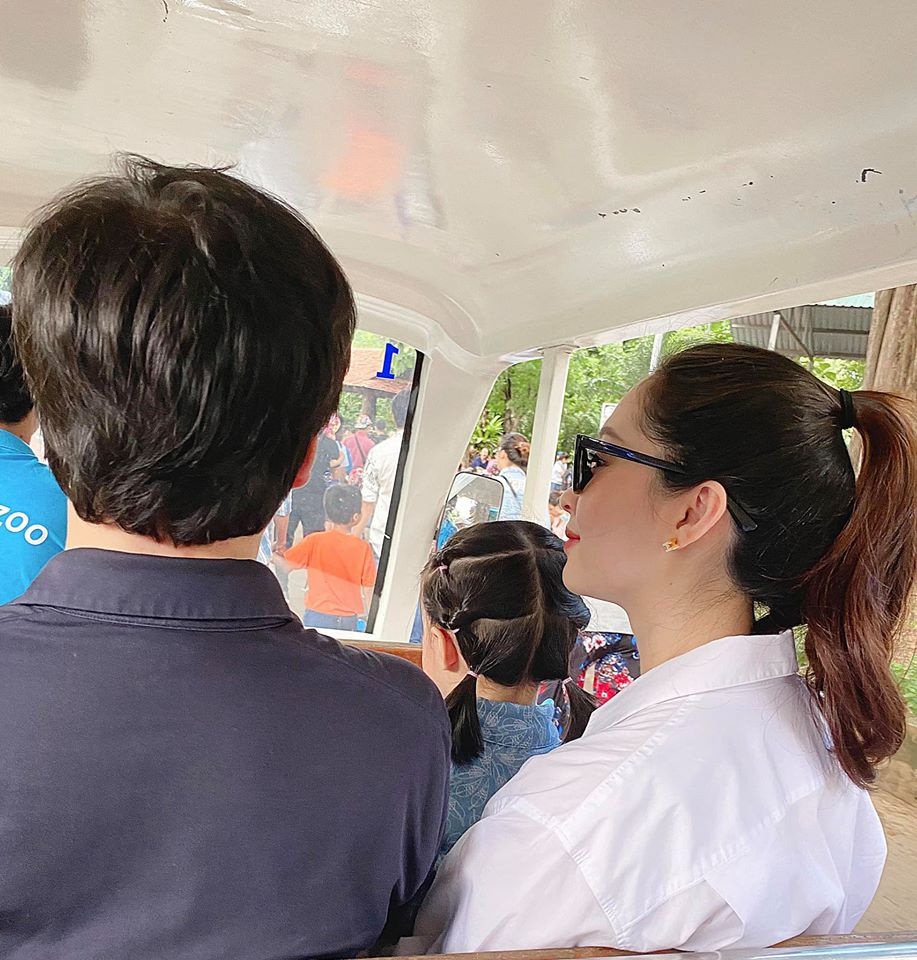 sao Viet dua con di choi 1/6 anh 1