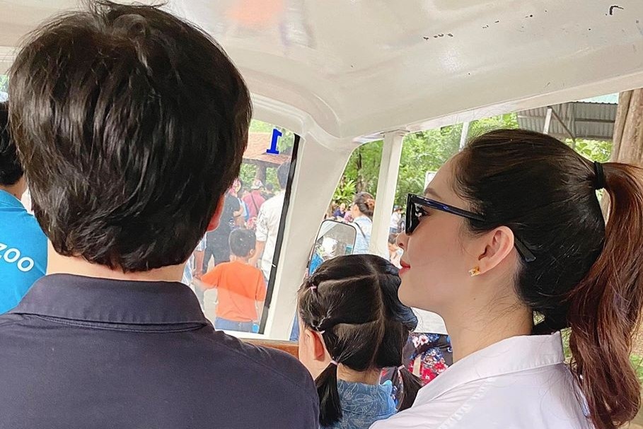 Hoa hau Thu Thao dua con gai di choi sau hon mot tuan sinh be thu hai hinh anh