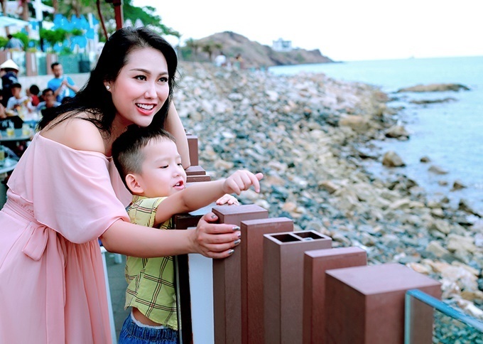 sao Viet dua con di choi 1/6 anh 6