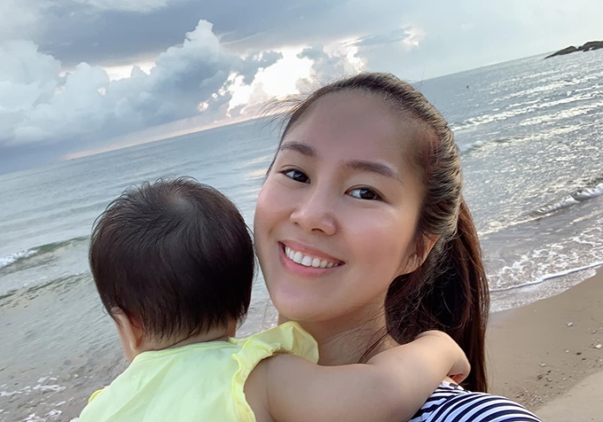 sao Viet dua con di choi 1/6 anh 3