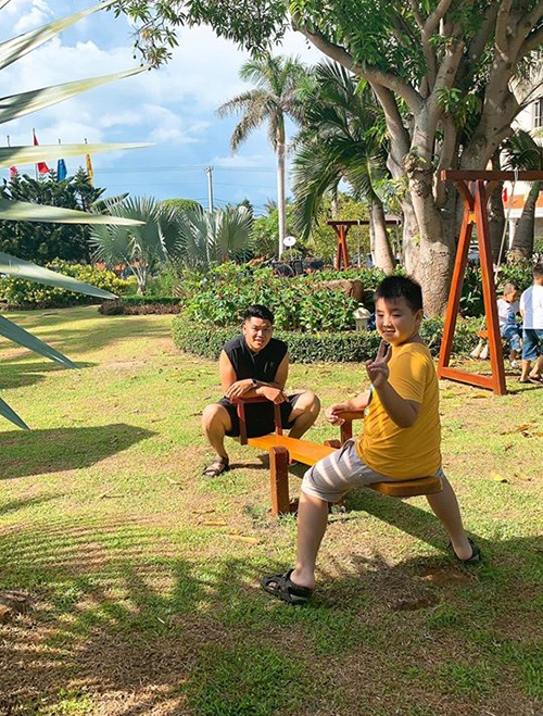 sao Viet dua con di choi 1/6 anh 4