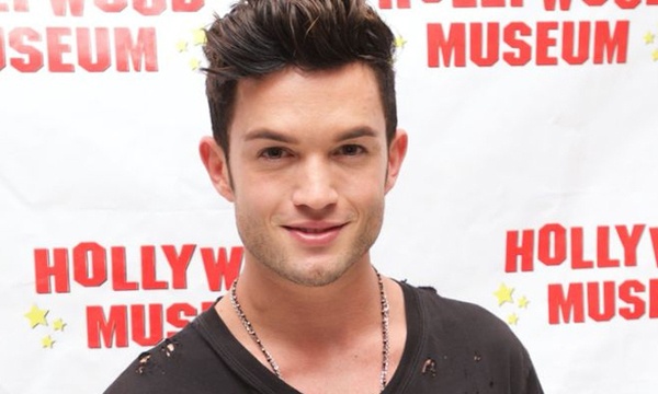 Nam ca si qua doi o tuoi 34 vi bien chung Covid-19 hinh anh