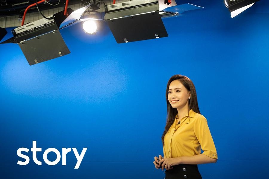 Hau truong ghi hinh voi phong xanh, chan tran cua BTV Xuan Anh hinh anh