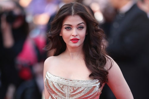 Hoa hau Aishwarya Rai tung tu choi dong canh nong voi Brad Pitt hinh anh