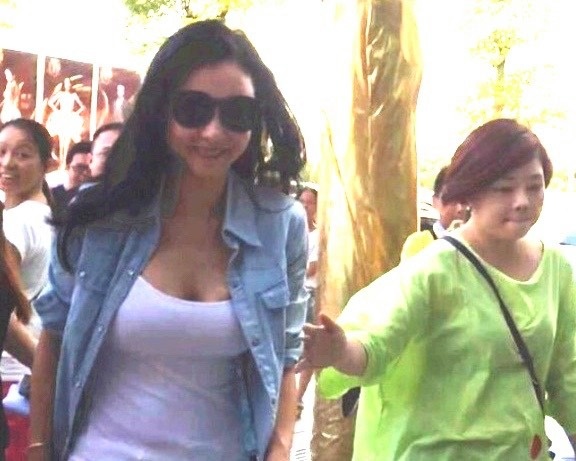 Truong Ba Chi xuat hien tren pho voi voc dang day dan hinh anh