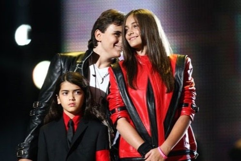 Con gai Michael Jackson lan dau chia se ve tinh cam voi anh em ruot hinh anh