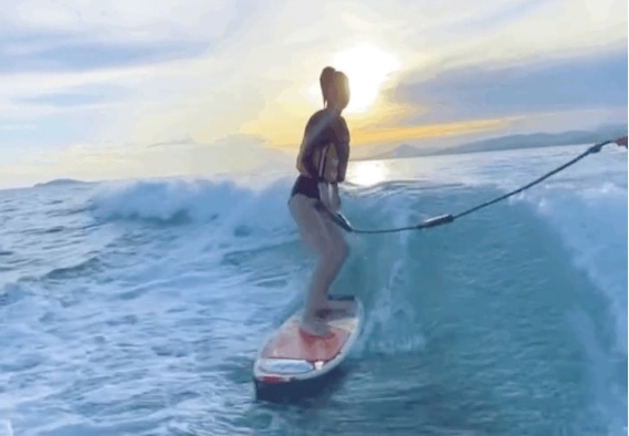 Angelababy khoe voc dang goi cam khi luot song hinh anh