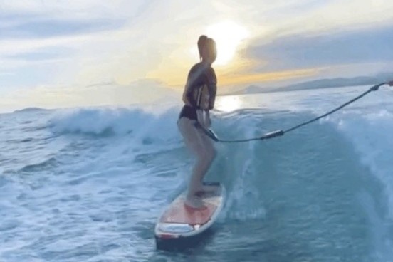 Angelababy bo hai tay, nhun nhay khi luot song hinh anh