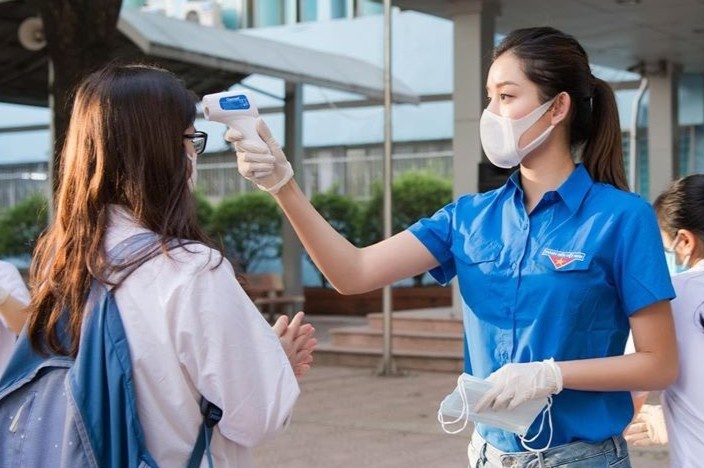 A hau Huyen My tiep suc mua thi hinh anh