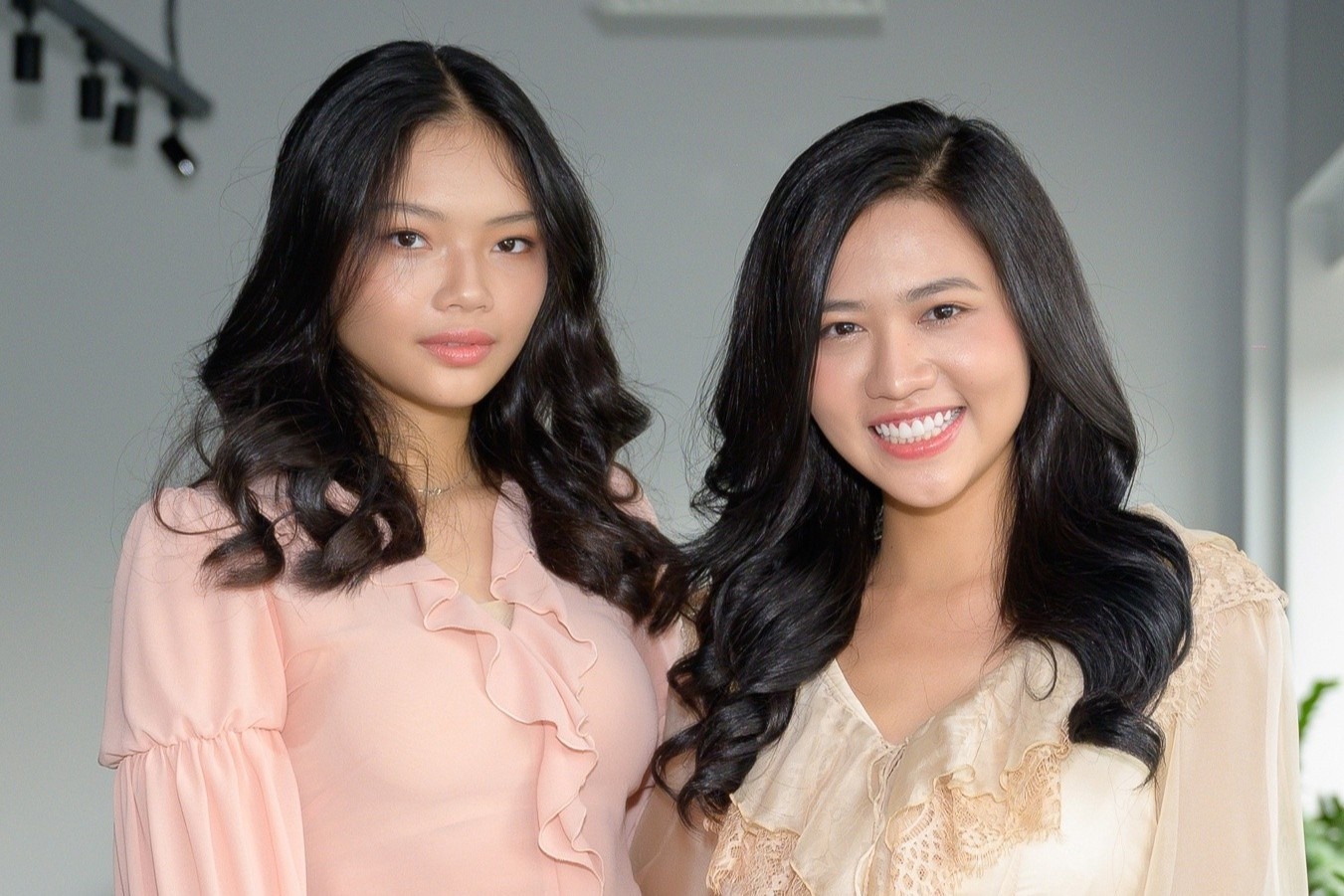Hai chi em cung du thi Hoa hau Viet Nam 2020 hinh anh