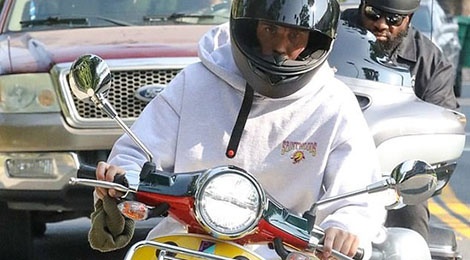 Justin Bieber lai xe may dao pho hinh anh