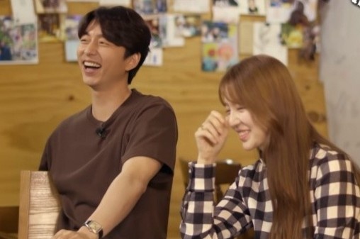 Phan ung cua Gong Yoo va Yoon Eun Hye khi xem lai canh hon hinh anh