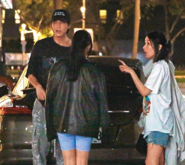 Tieu A Hien va ban trai kem tuoi anh 1