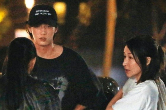 Tieu A Hien song chung voi ban trai hinh anh