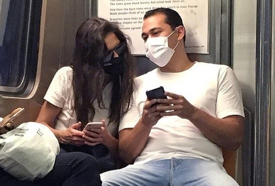 Katie Holmes va ban trai thuong the hien tinh cam noi cong cong hinh anh