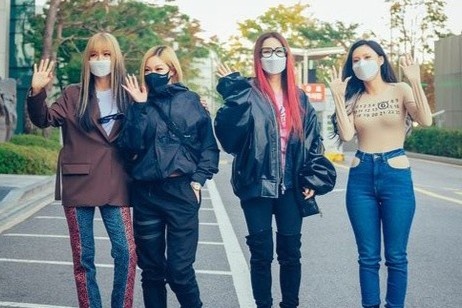 Hwasa dien ao gay hieu nham hinh anh