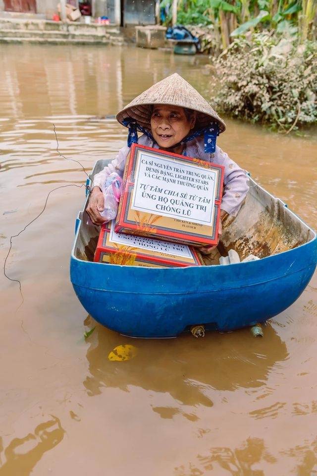 Trung Quan ung ho ba con mien Trung anh 1