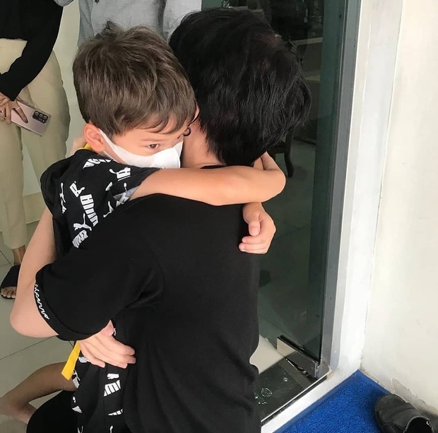 Mike Angelo gặp con ảnh 1 Mike Angelo gap con anh 1