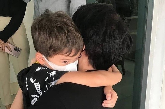 Mike Angelo gap lai con trai sau khi de don kien ban gai hinh anh