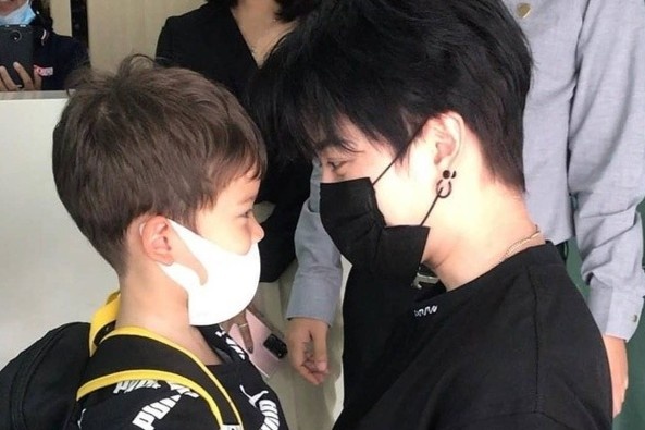 Tai tu Mike Angelo gap lai con trai sau mot thang kien tung hinh anh