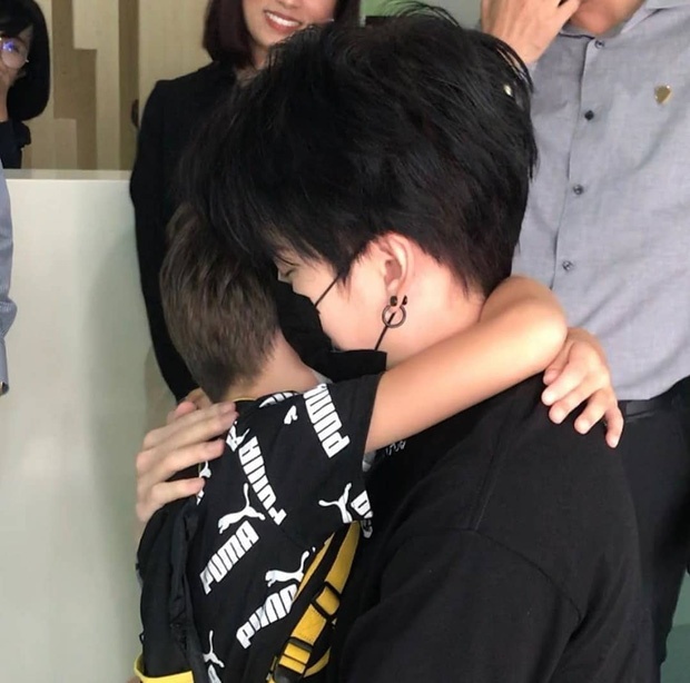 Mike Angelo gặp con ảnh 2 Mike Angelo gap con anh 2