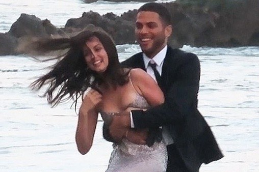 'Bond girl' Ana de Armas chup anh tinh cam voi nguoi mau nam hinh anh