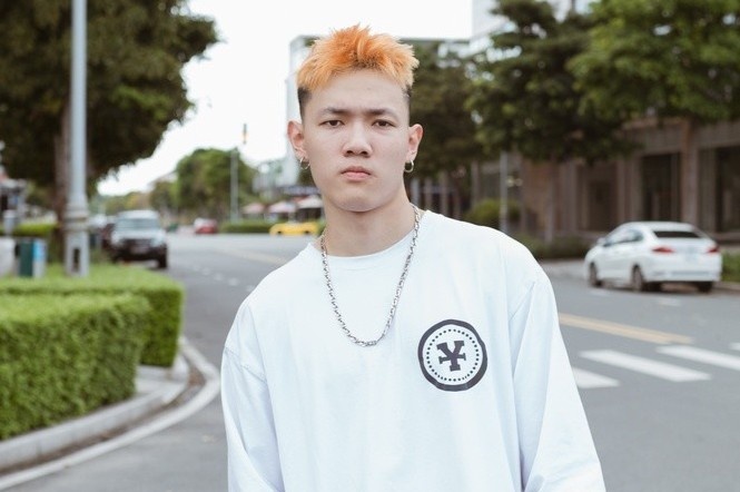 Tage vua di tren pho vua rap 'Lop 13' hinh anh