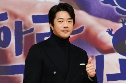 Kwon Sang Woo bi dut gan chan khi quay phim hinh anh