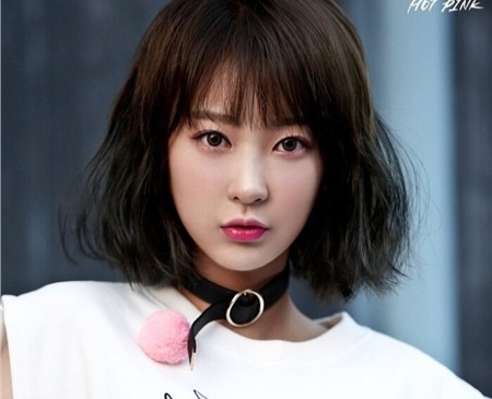 Nu ca si lam nhan vien phuc vu nha hang hinh anh