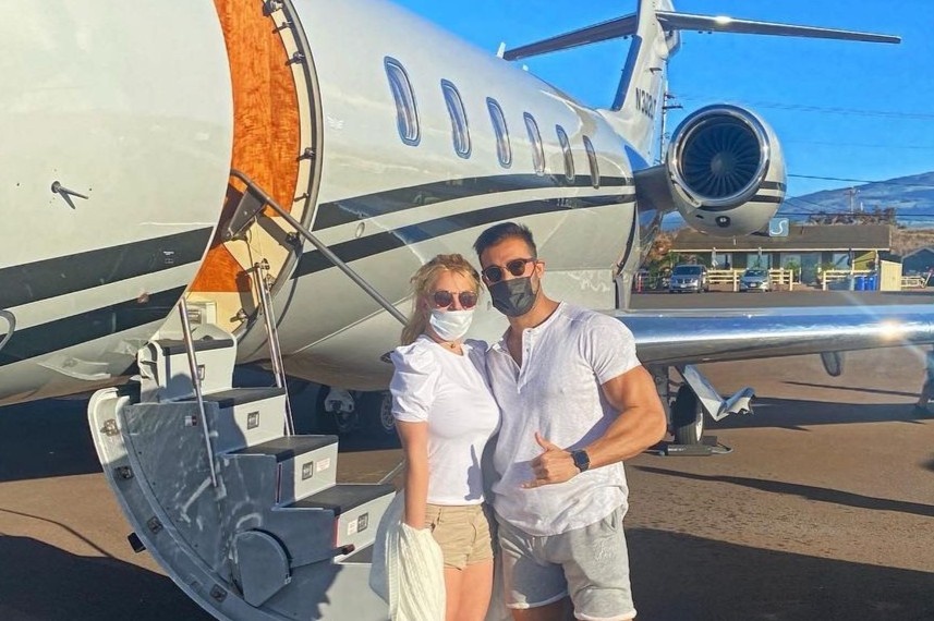 Britney Spears don sinh nhat som cung ban trai hinh anh