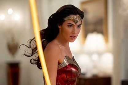 Chong va hai con cua Gal Gadot dong vai quan chung hinh anh