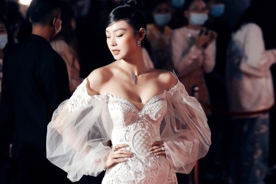 Minh Hang mac vay 15.000 USD giong Beyonce hinh anh