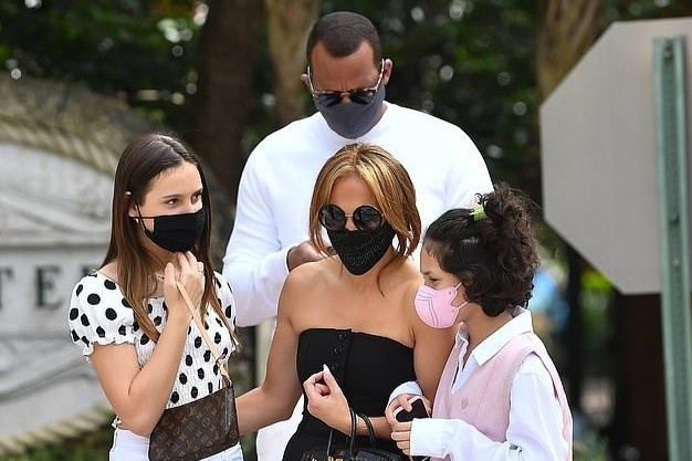 Jennifer Lopez xuat hien ben Alex Rodriguez sau on ao hinh anh