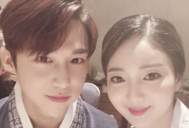 Nam ca si Han Quoc hen ho bang cach bo ban gai vao vali hinh anh