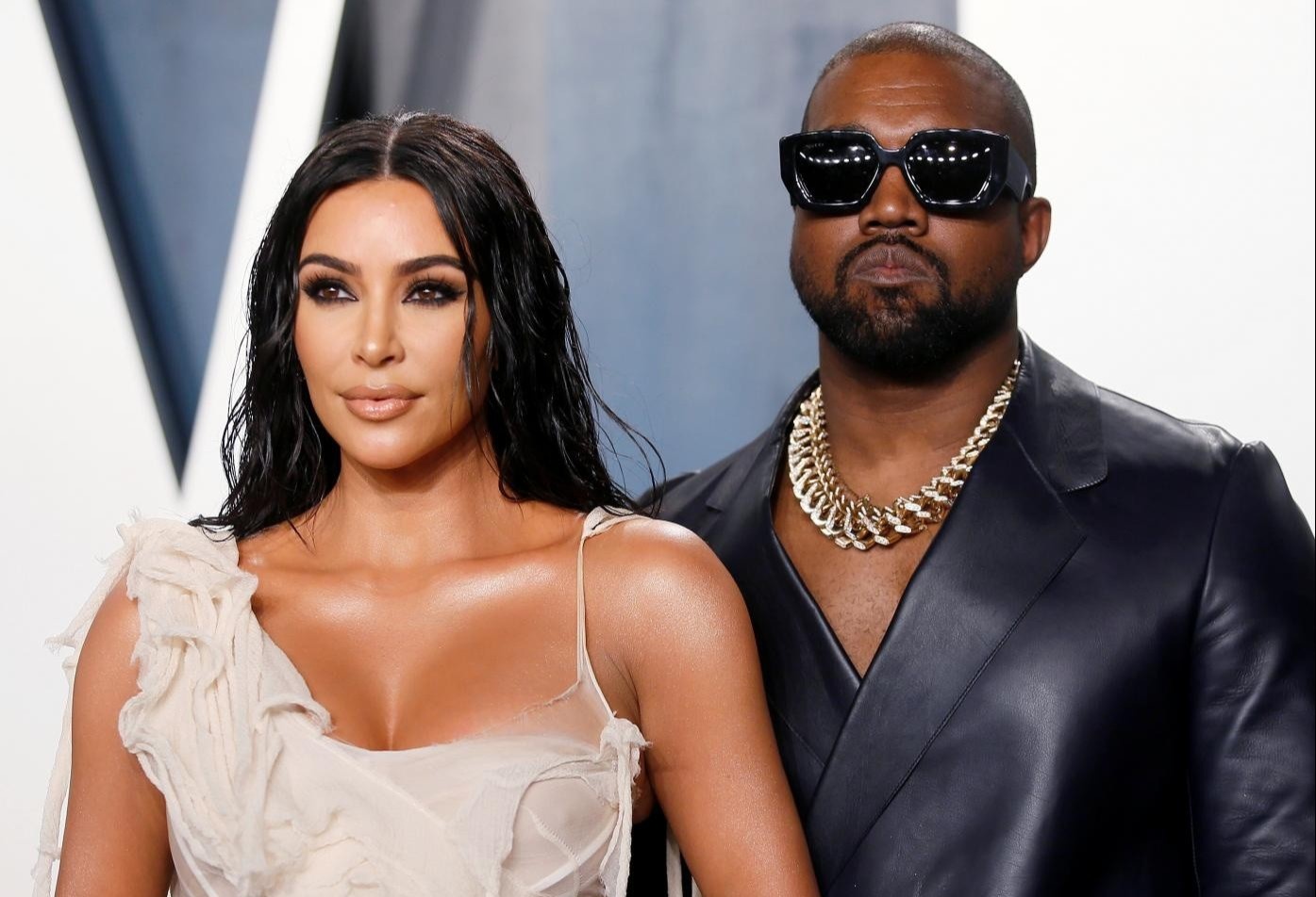 Kanye West thao nhan cuoi hinh anh