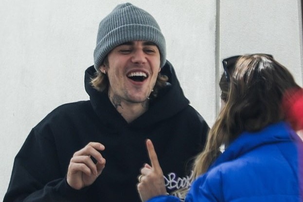 Justin Bieber tu choi tham gia Grammy de di choi voi vo hinh anh