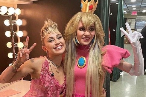 Ban gai Elon Musk bi hoang loan phai nhap vien hinh anh