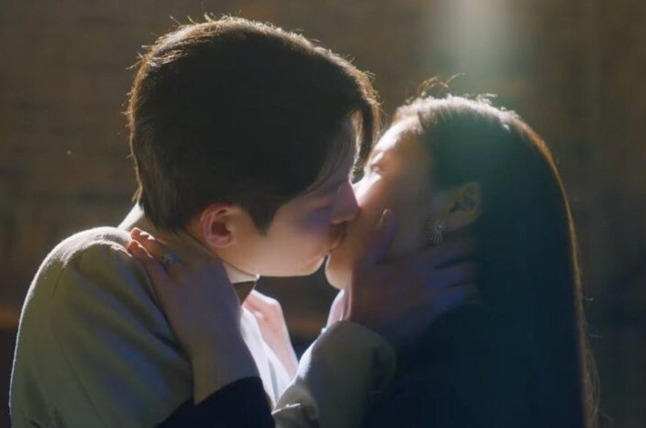 Song Joong Ki nhac den nu hon gay tranh cai o 'Vincenzo' hinh anh