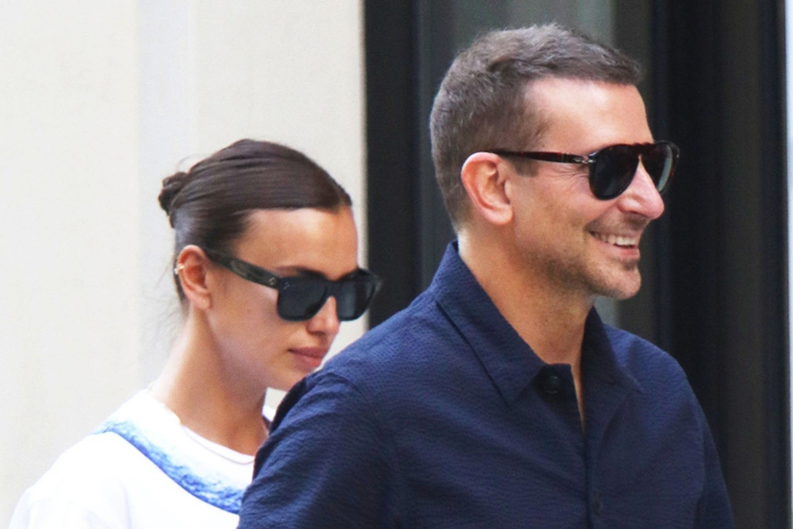 Irina Shayk di choi voi Bradley Cooper giua tin hen ho Kanye West hinh anh