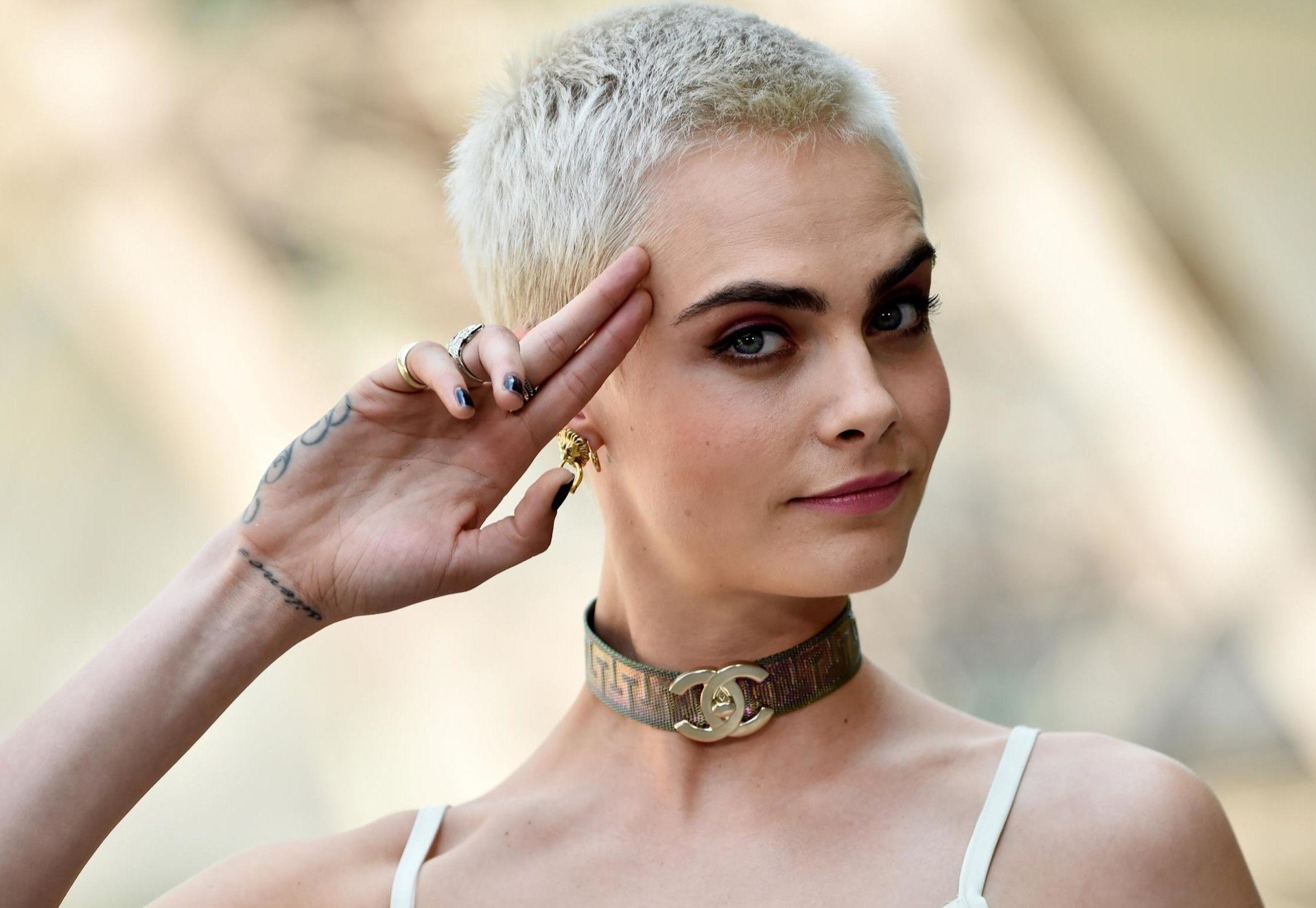 Duong tinh cua sieu mau co gioi tinh phuc tap Cara Delevingne hinh anh