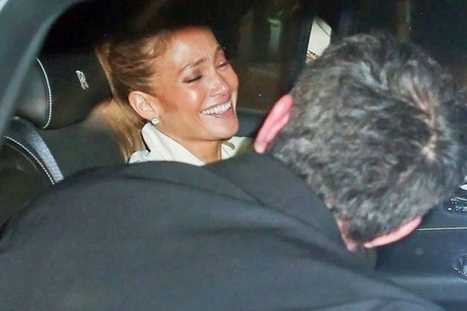 Jennifer Lopez thoai mai the hien tinh cam voi Ben Affleck hinh anh