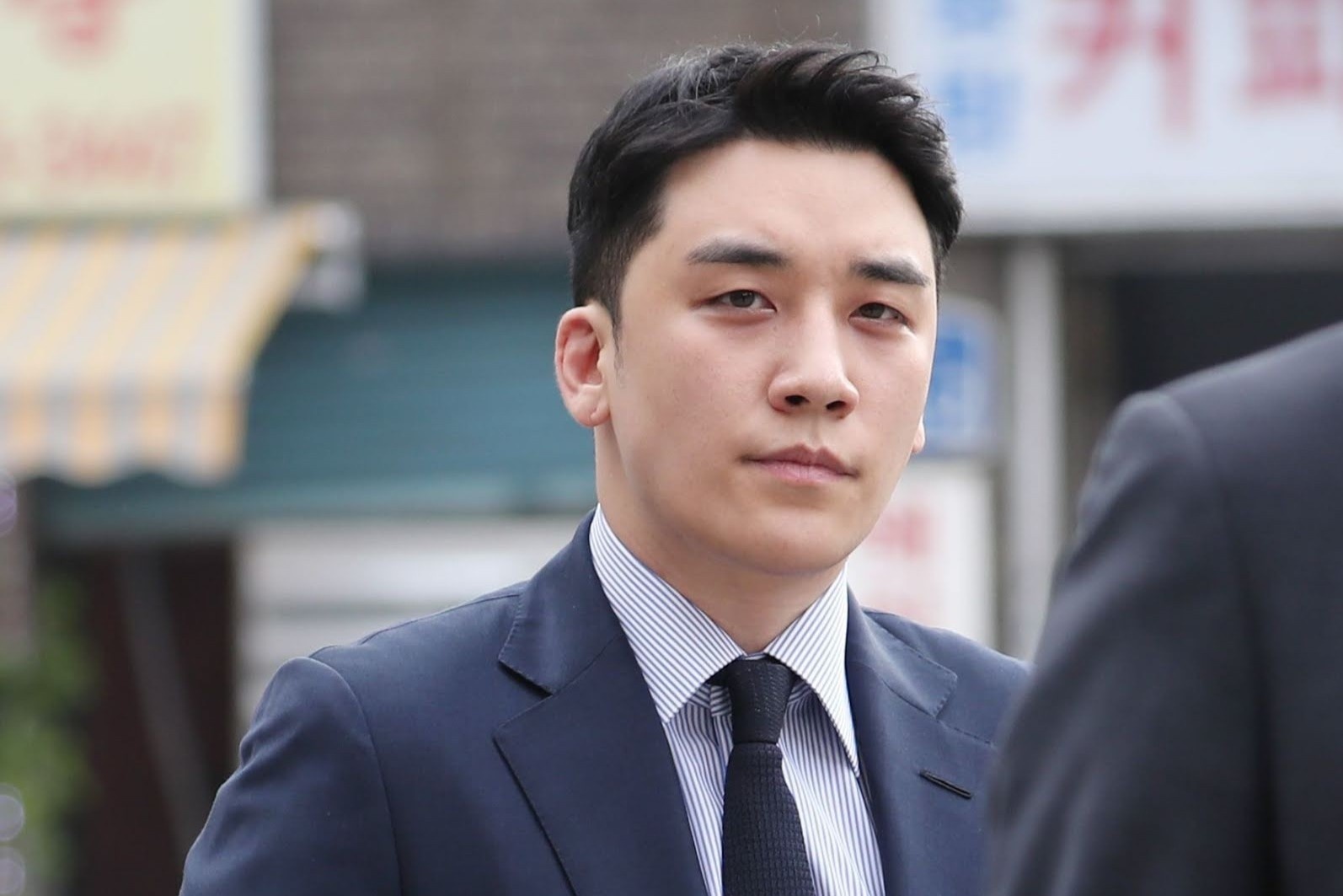 Seungri khoc xin loi Big Bang hinh anh