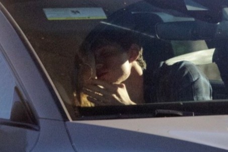 Sao phim 'Nguoi Nhen' hon ban dien trong oto hinh anh