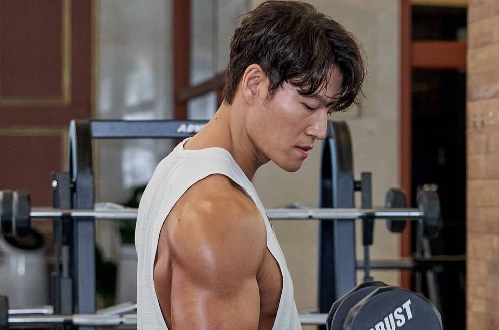 Nam ca si tranh duoc scandal nho dam me tap gym hinh anh