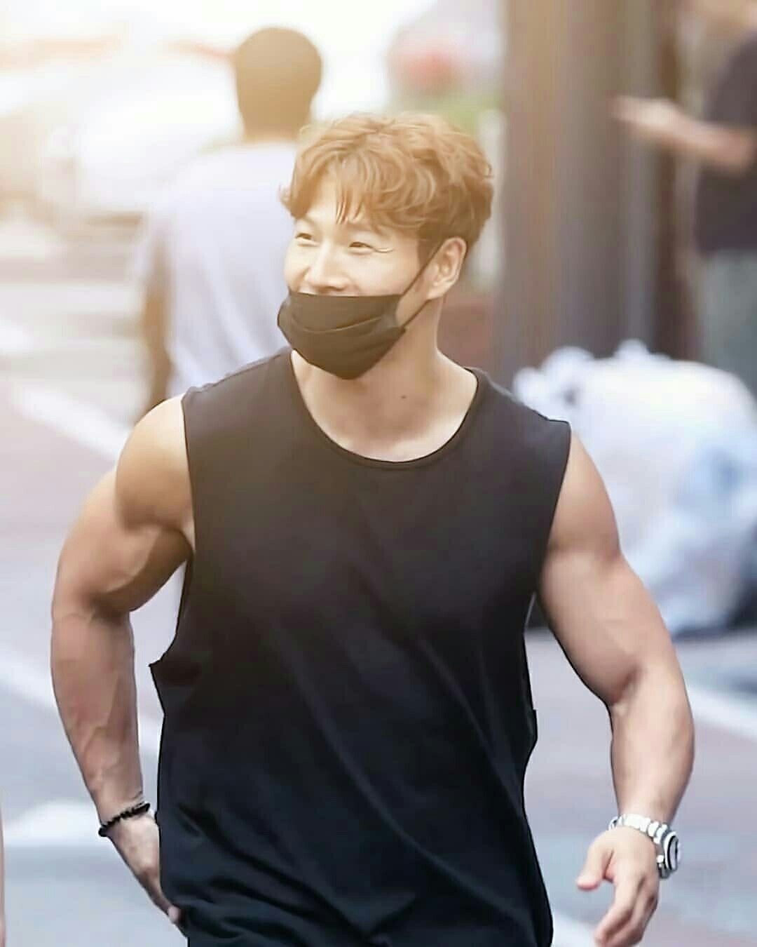 nam ca si dam me tap the hinh anh 2