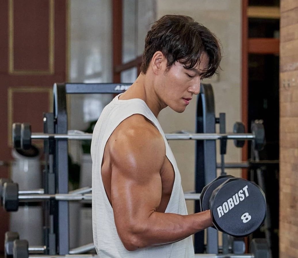 nam ca si dam me tap the hinh anh 1