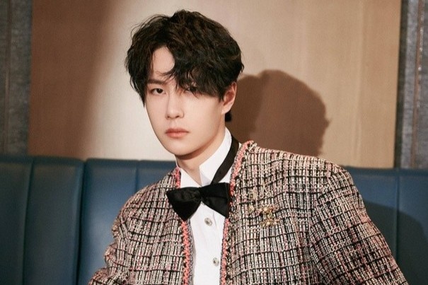 Vuong Nhat Bac bi quay len tren oto hinh anh