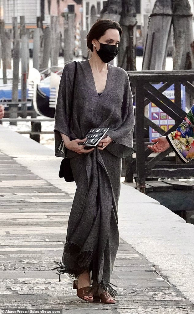 Angelina Jolie nghỉ dưỡng cùng con gái ảnh 2 Angelina Jolie nghi duong cung con gai anh 2