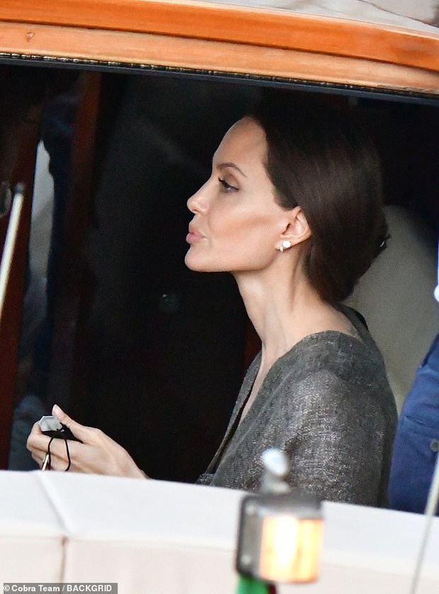 Angelina Jolie nghỉ dưỡng cùng con gái ảnh 3 Angelina Jolie nghi duong cung con gai anh 3