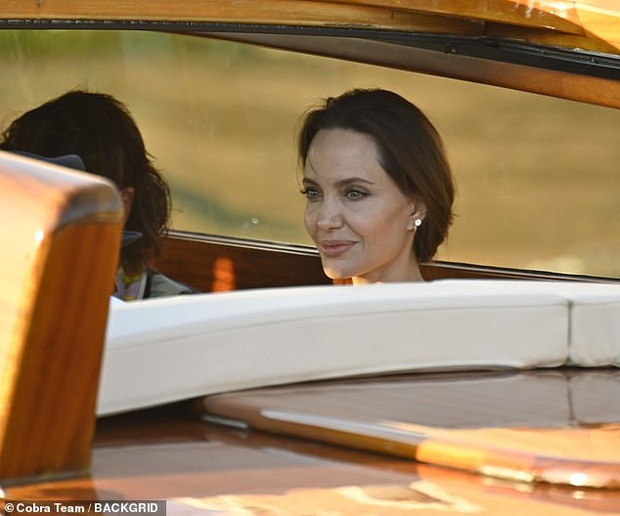 Angelina Jolie nghỉ dưỡng cùng con gái ảnh 4 Angelina Jolie nghi duong cung con gai anh 4